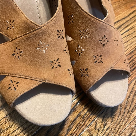 Earth Tan wedge upper heels  with Star Perforations size 9w - Picture 4 of 13